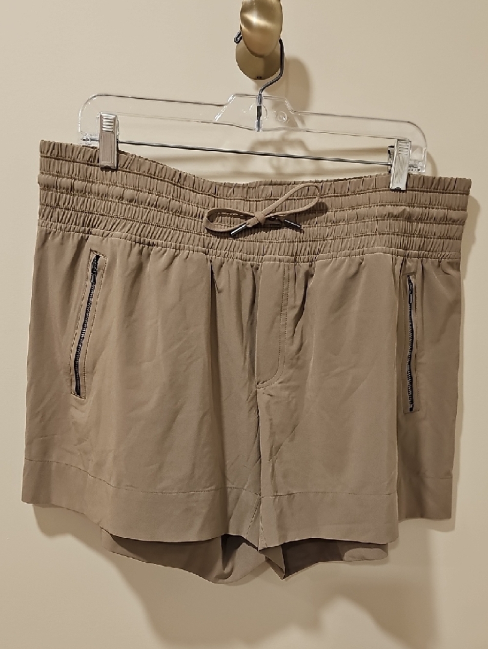 Athleta Camden Short in Tan/Khaki; 5" Inseam; EUC; Size 16 - Picture 4 of 8